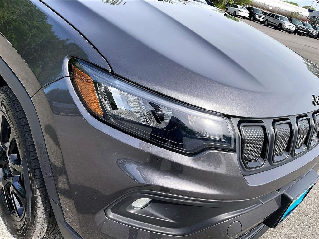 Used 2022 Gray Jeep Latitude image 31