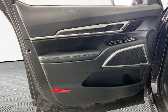 Used 2025  Kia S image 16