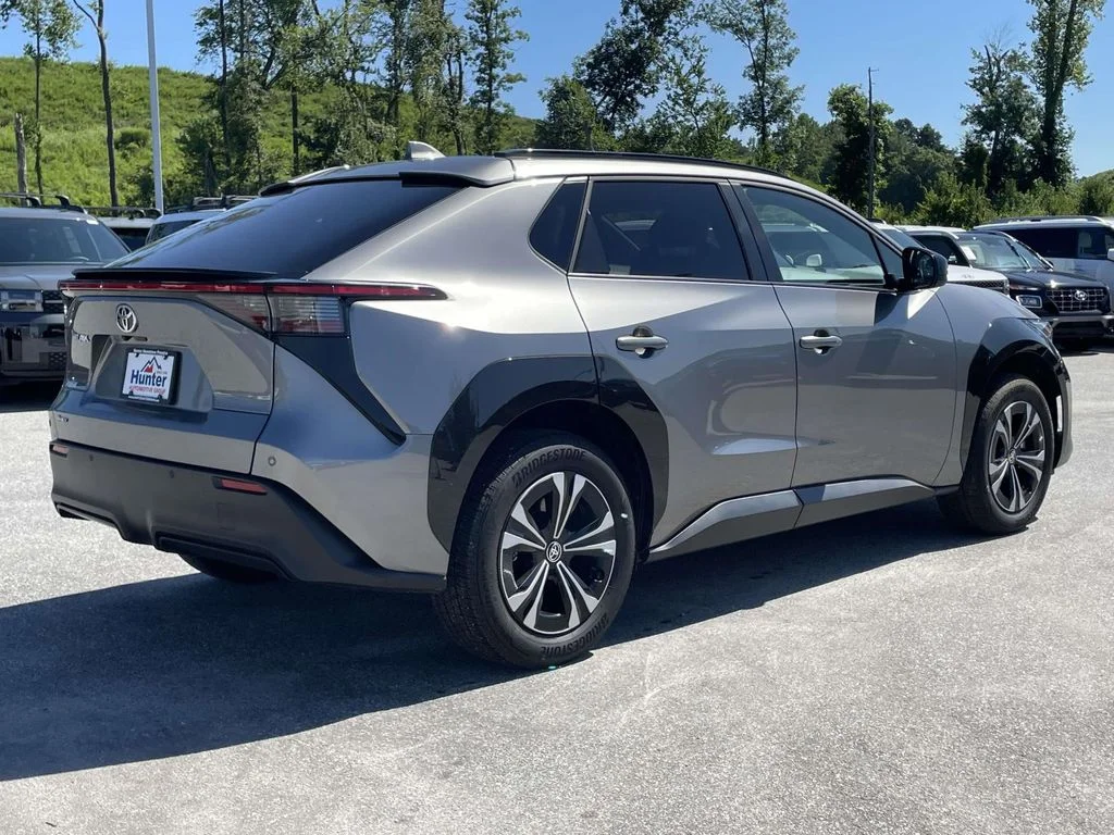 Used 2025 Heavy Metal Toyota XLE image 27