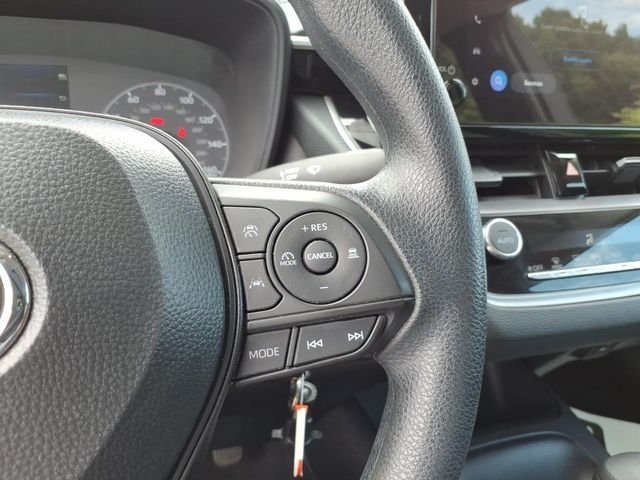 Used 2025 White Toyota LE image 21