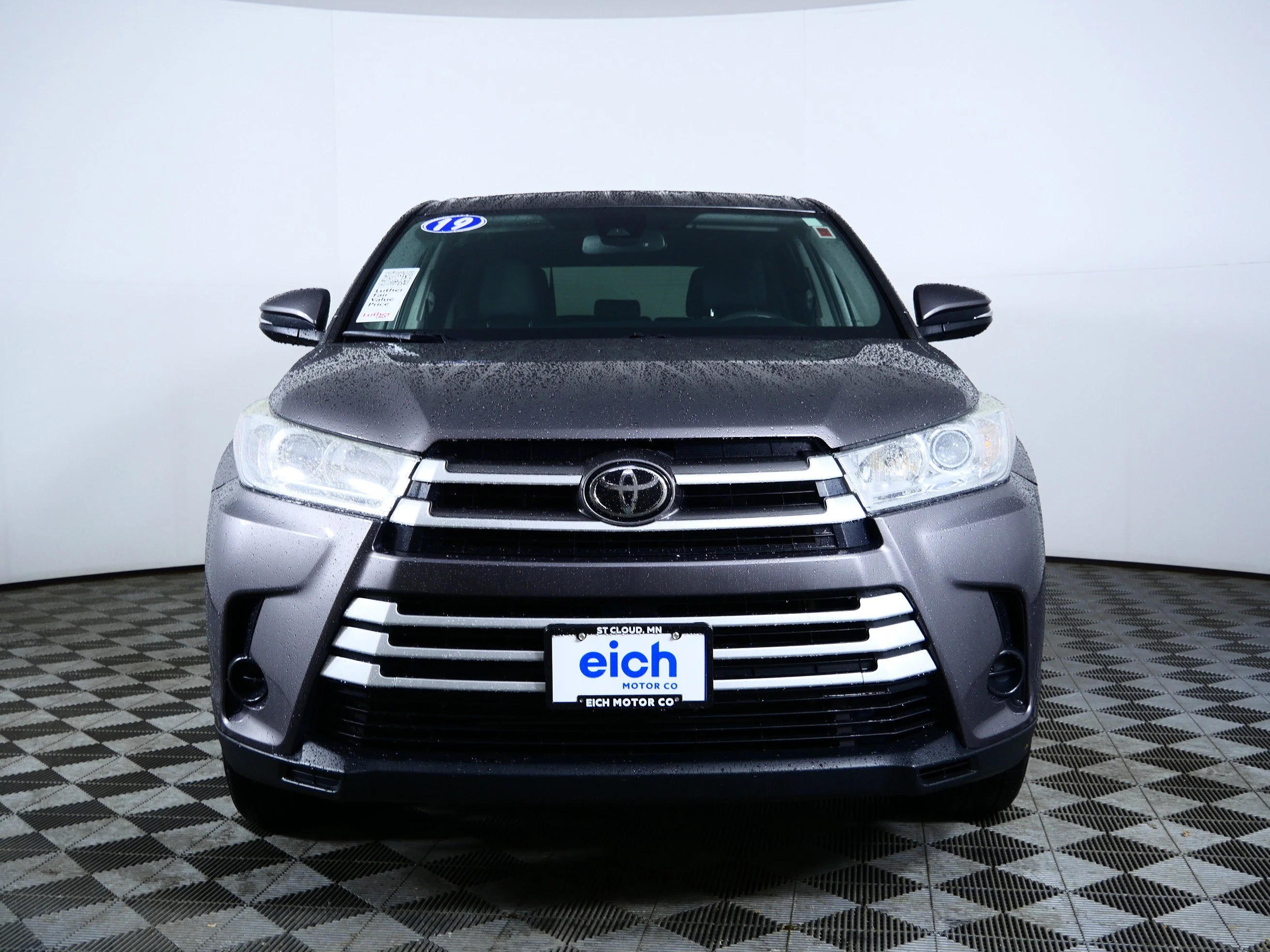 Used 2019 Toyota Highlander LE with VIN 5TDBZRFH9KS932360 for sale in St. Cloud, Minnesota
