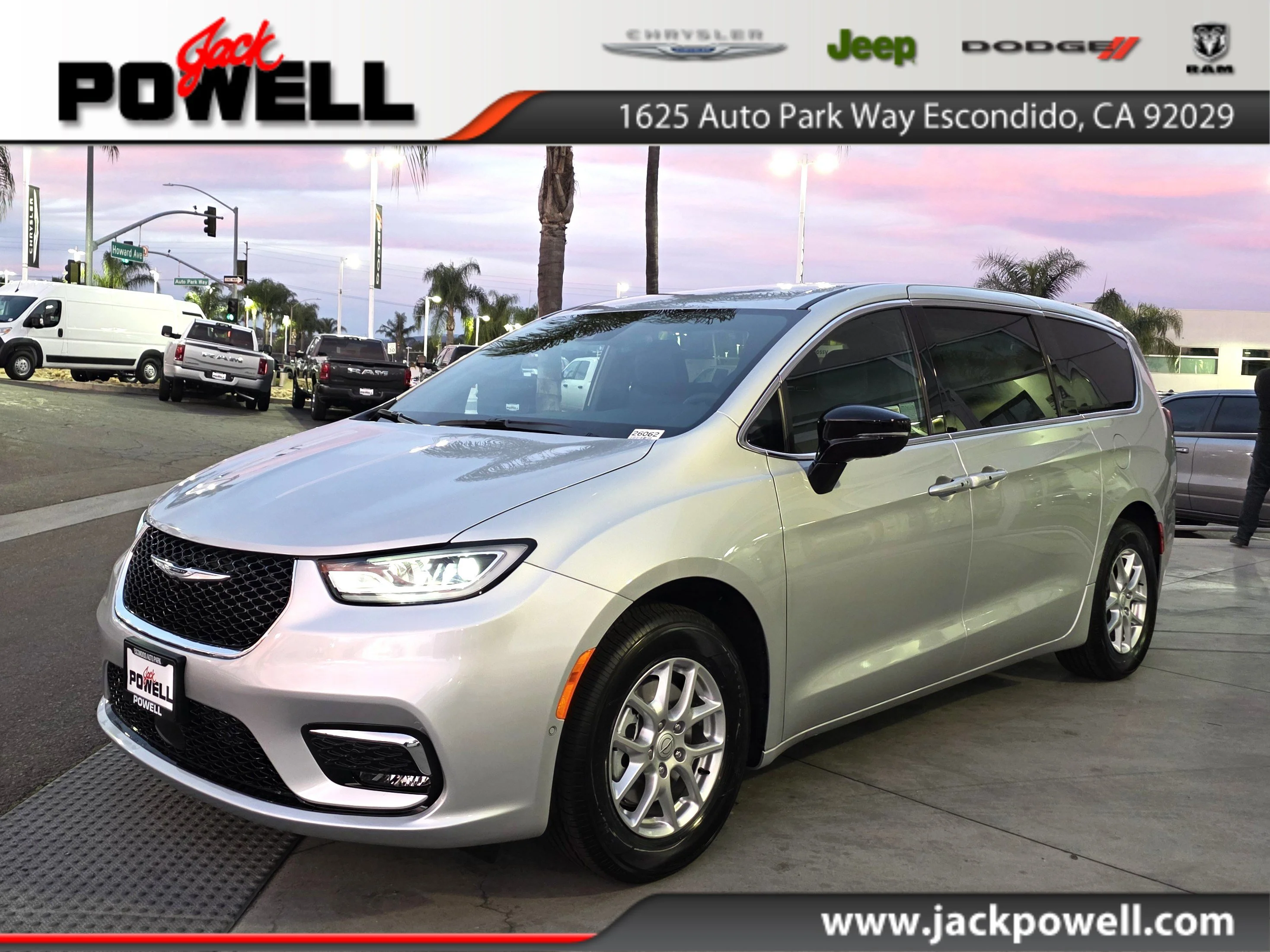 2026 Chrysler Pacifica Select's photo