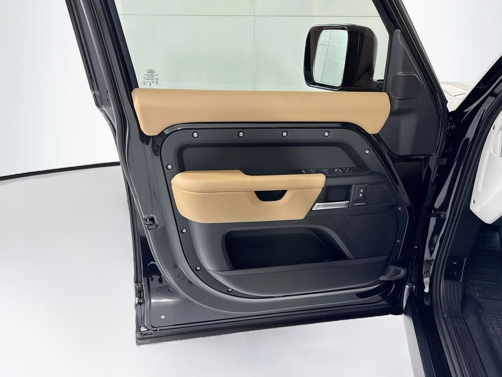 New 2026 Santorini Black Land Rover S image 25