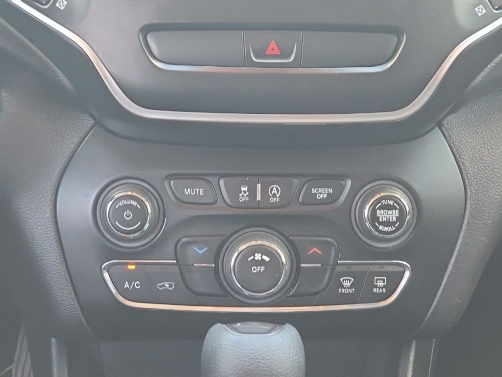 Used 2019 Silver Jeep Latitude image 14