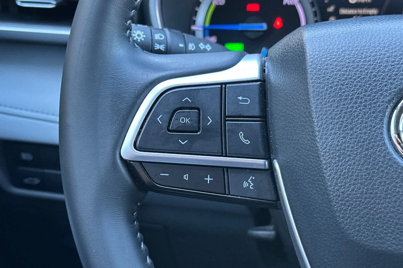 Used 2022 Moon Dust Toyota Hybrid XLE image 28