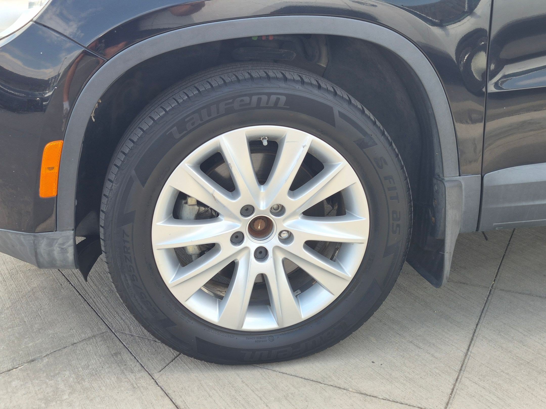 Used 2009 Black Volkswagen SE image 12