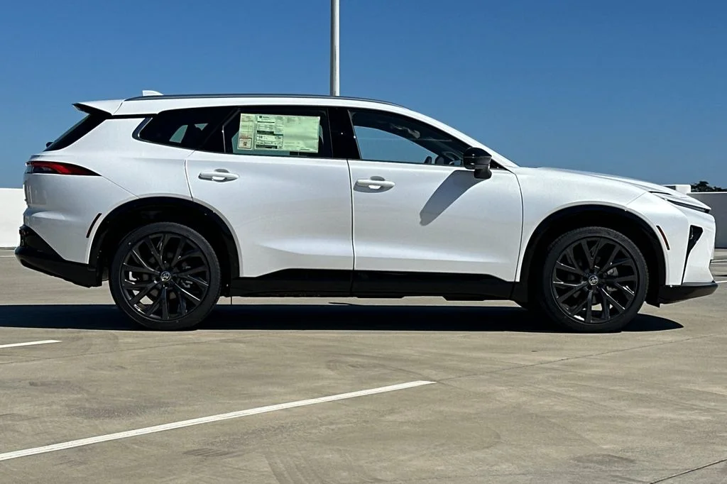 New 2026 Oxygen White <sup>1</sup> Toyota  Limited image 3