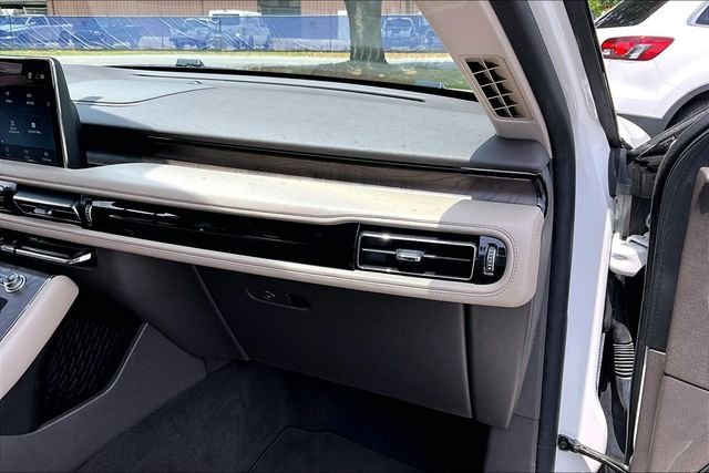 Used 2023 White Lincoln Reserve image 21