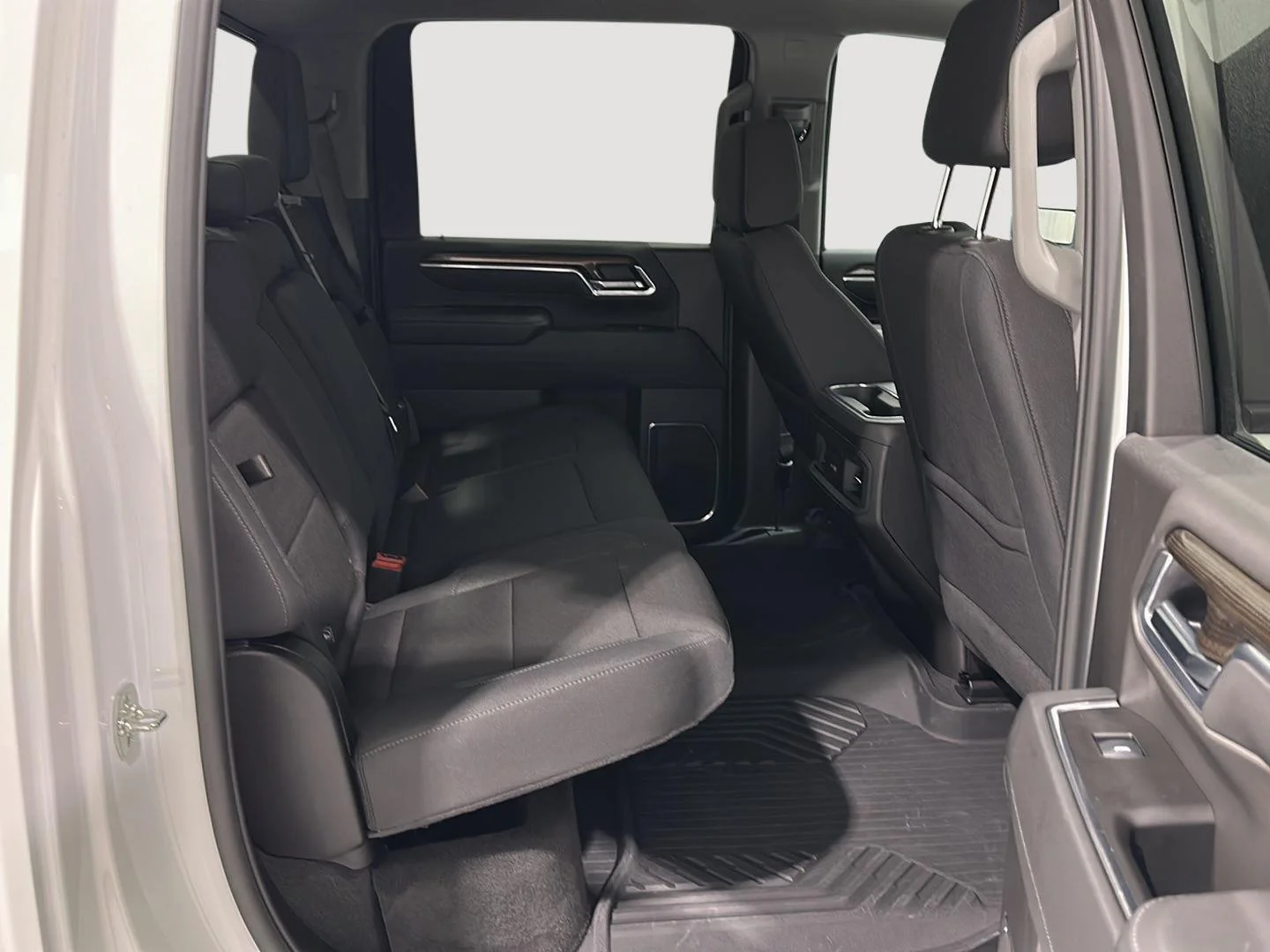 Used 2025 Summit White Chevrolet LT image 25