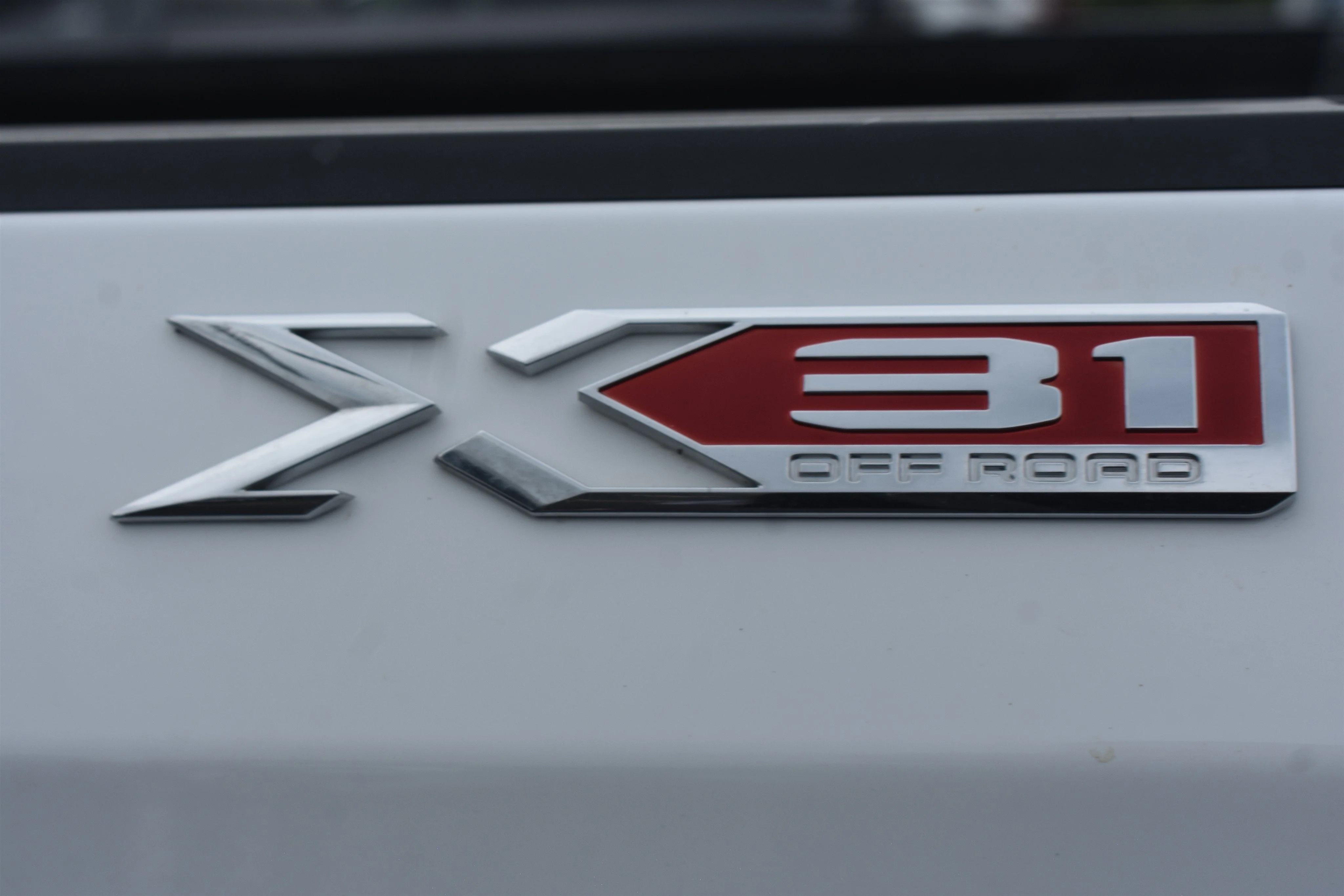 Used 2025 Summit White GMC SLT image 6