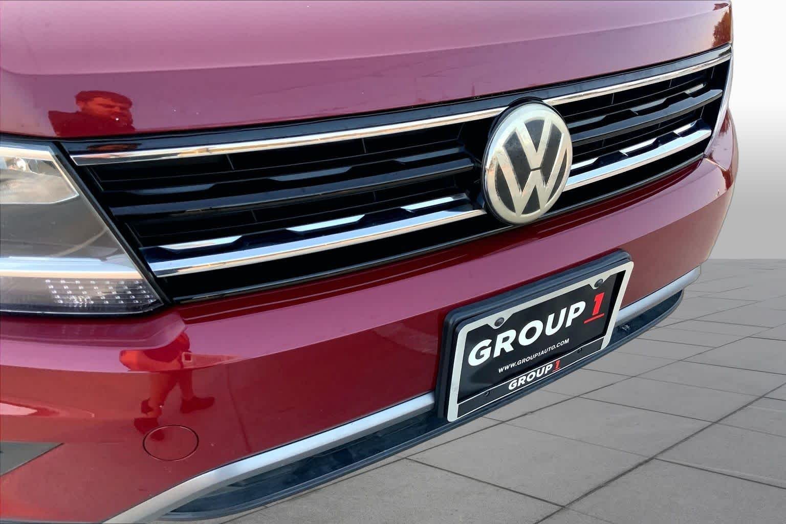 Used 2018 Cardinal Red Metallic Volkswagen SE image 29