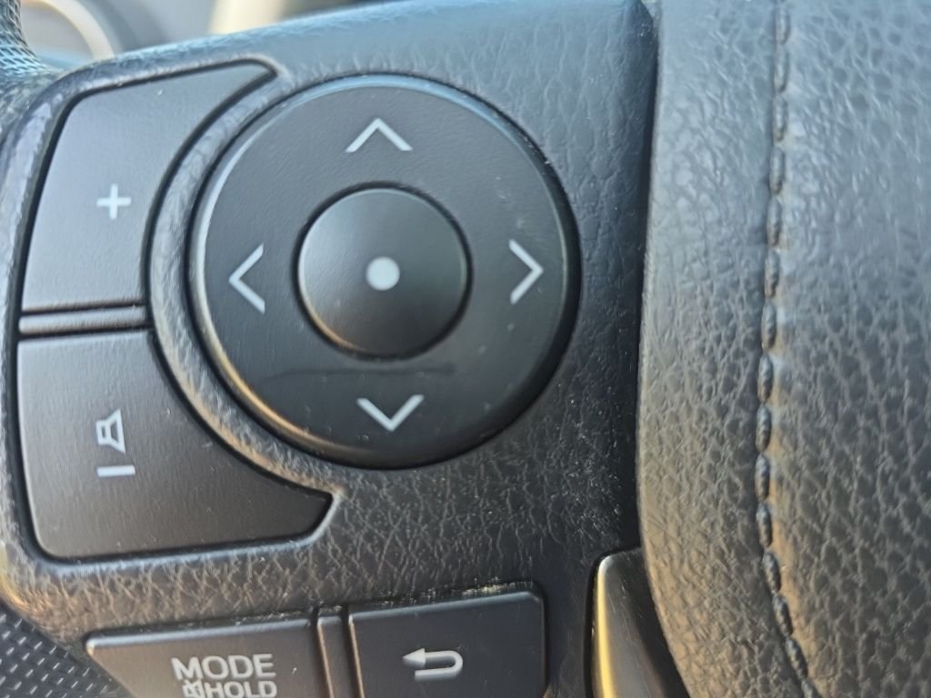 Used 2013 White Toyota XLE image 12
