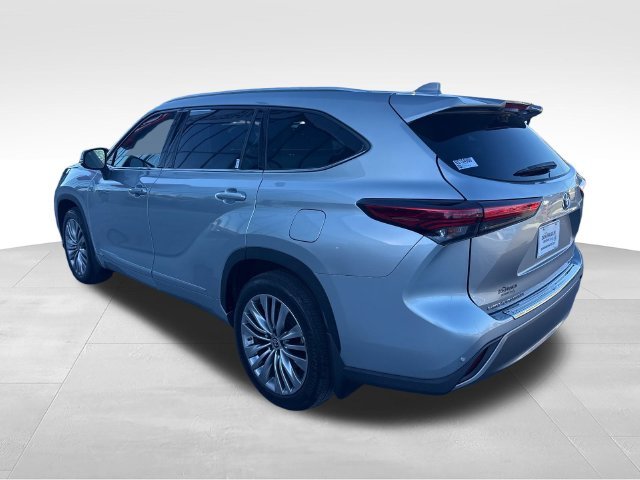 Used 2022 Silver Toyota Platinum image 3