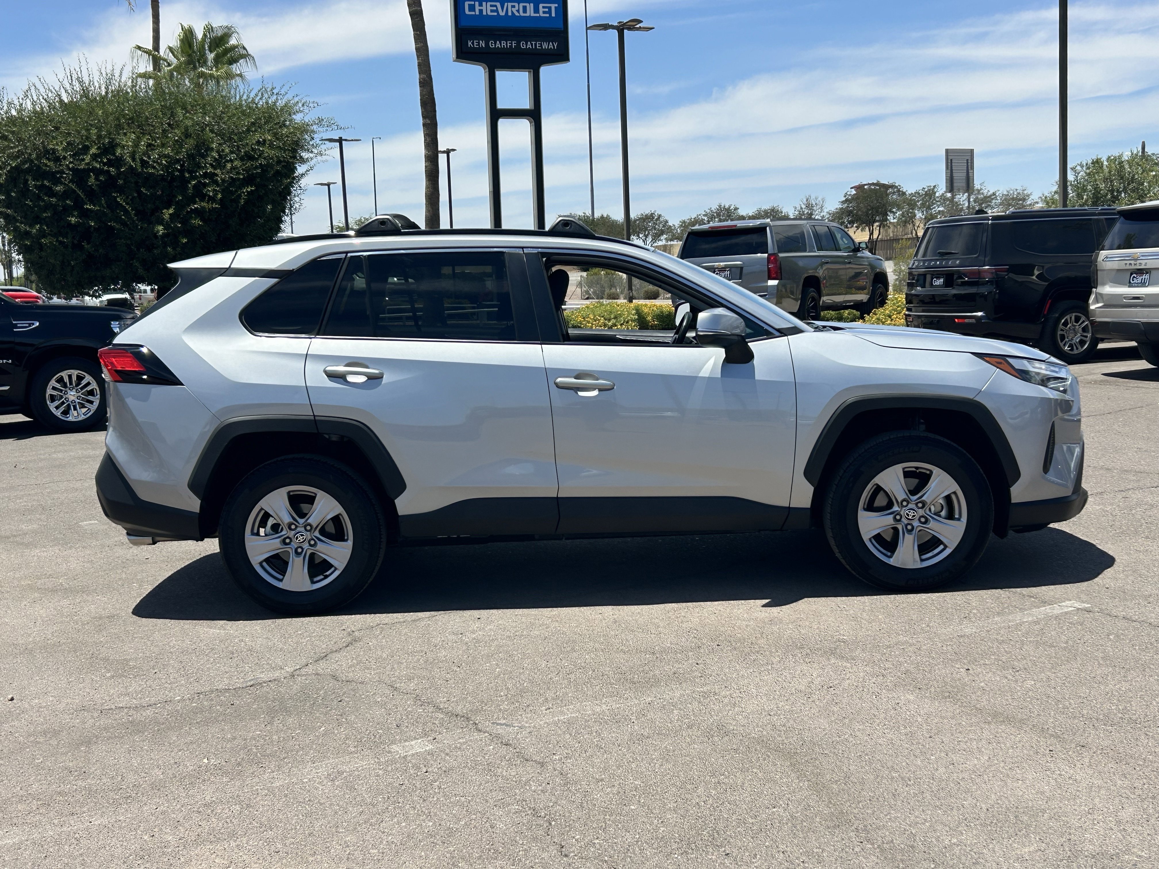 2025 Toyota RAV4 XLE - Photo 6