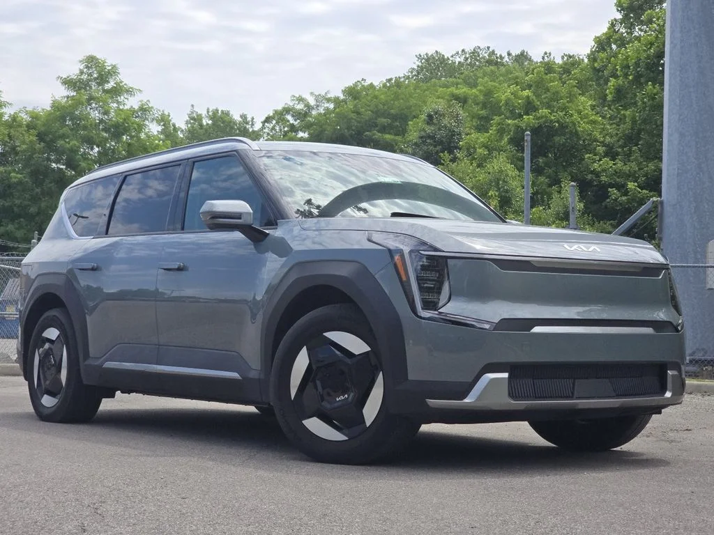 Used 2024 Kia EV9 Wind with VIN KNDAFFS58R6037600 for sale in Columbus, OH