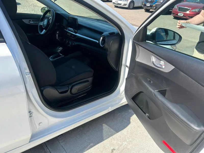 Used 2023 White Kia LX Sedan 4D image 17