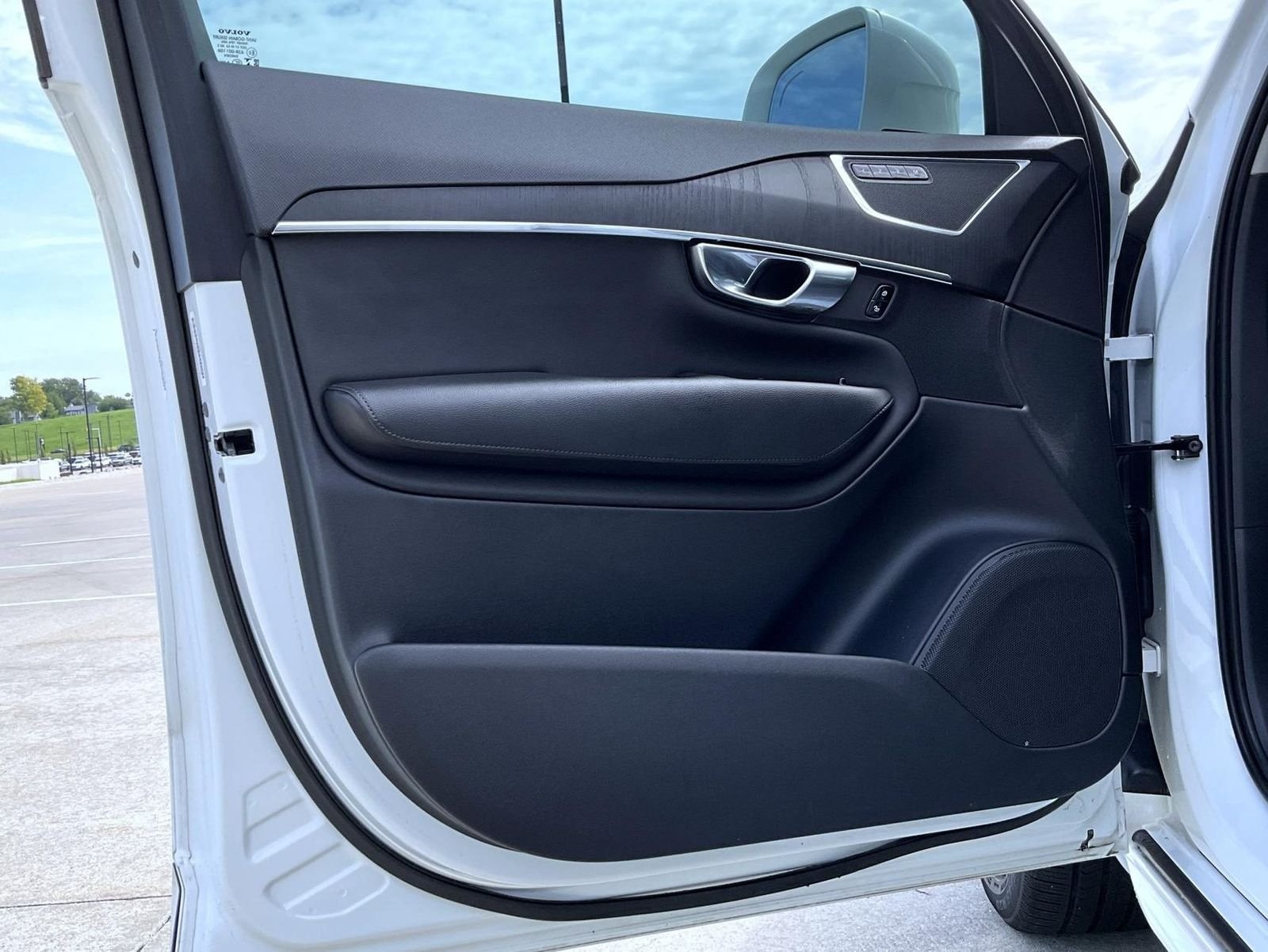 Used 2020 White Volvo T5 Momentum image 9