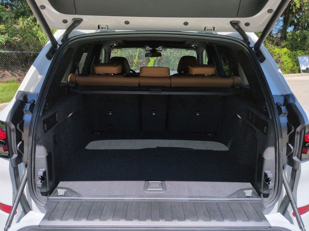 New 2026 White Metallic BMW xDrive40i image 13