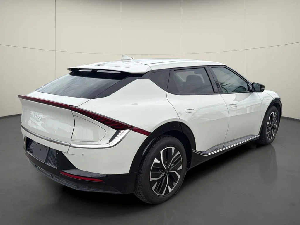 Used 2023 White Kia Wind image 7