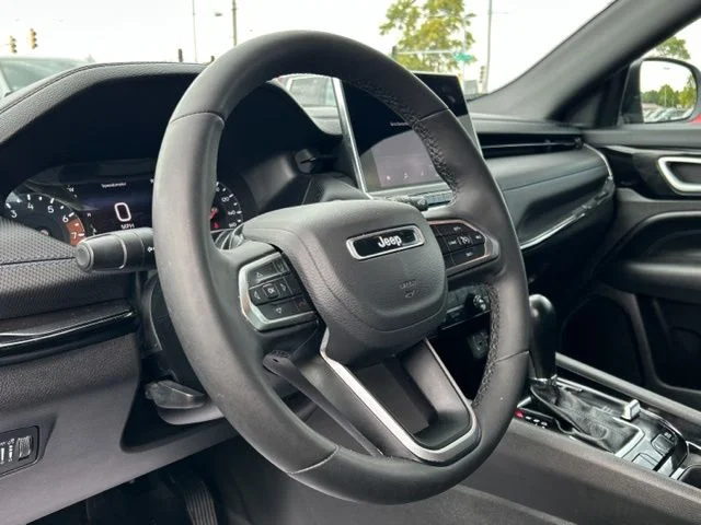 Used 2025 Silver Jeep Latitude image 35