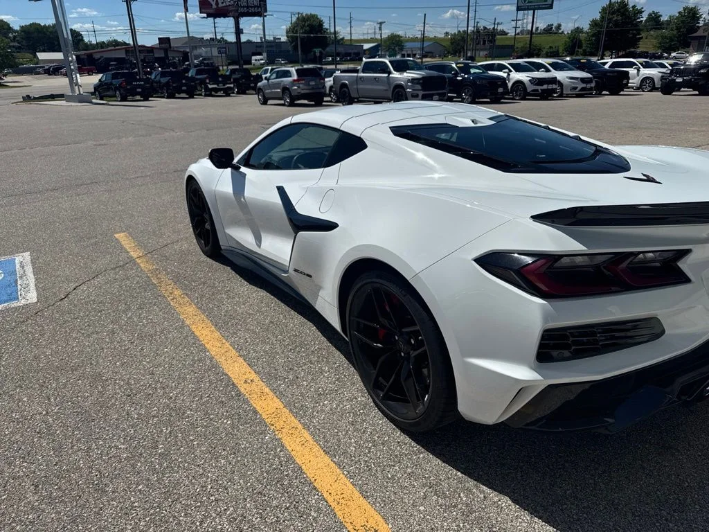 Used 2025 White Chevrolet Z06 image 4