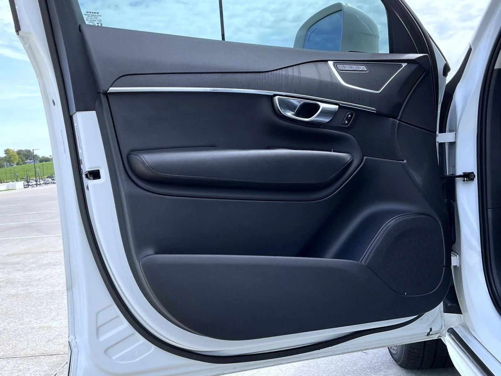 Used 2020 White Volvo T5 Momentum image 9
