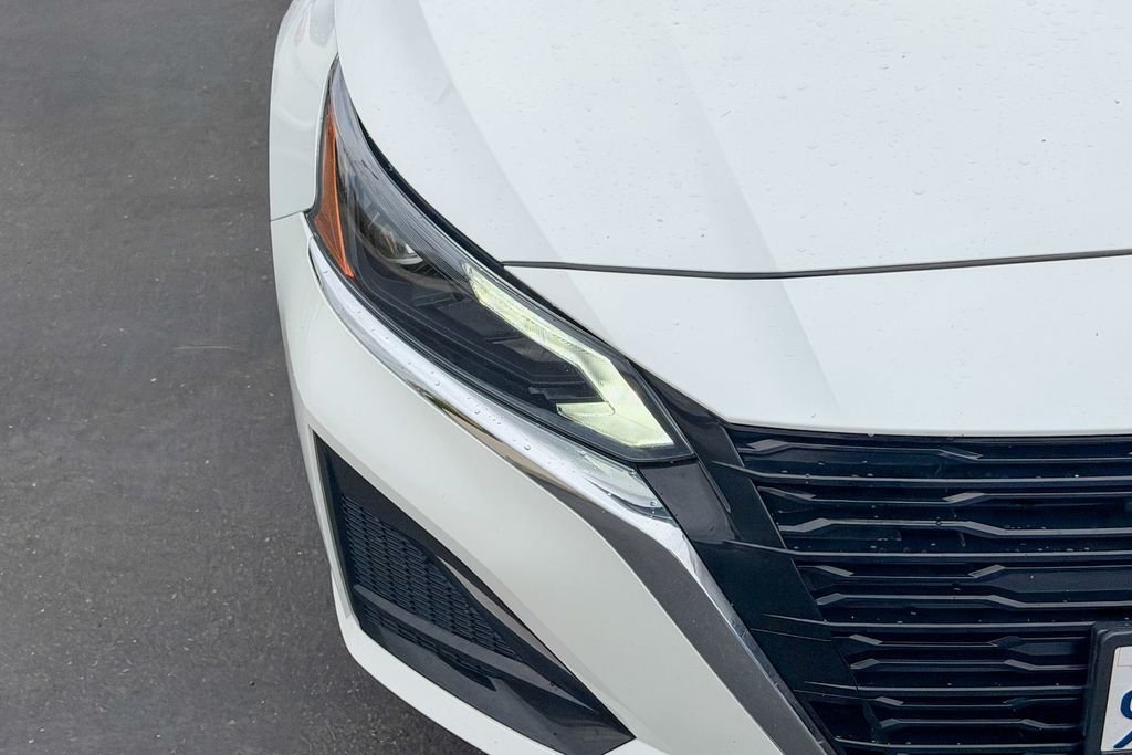 Used 2023 White Nissan 2.5 SV image 4