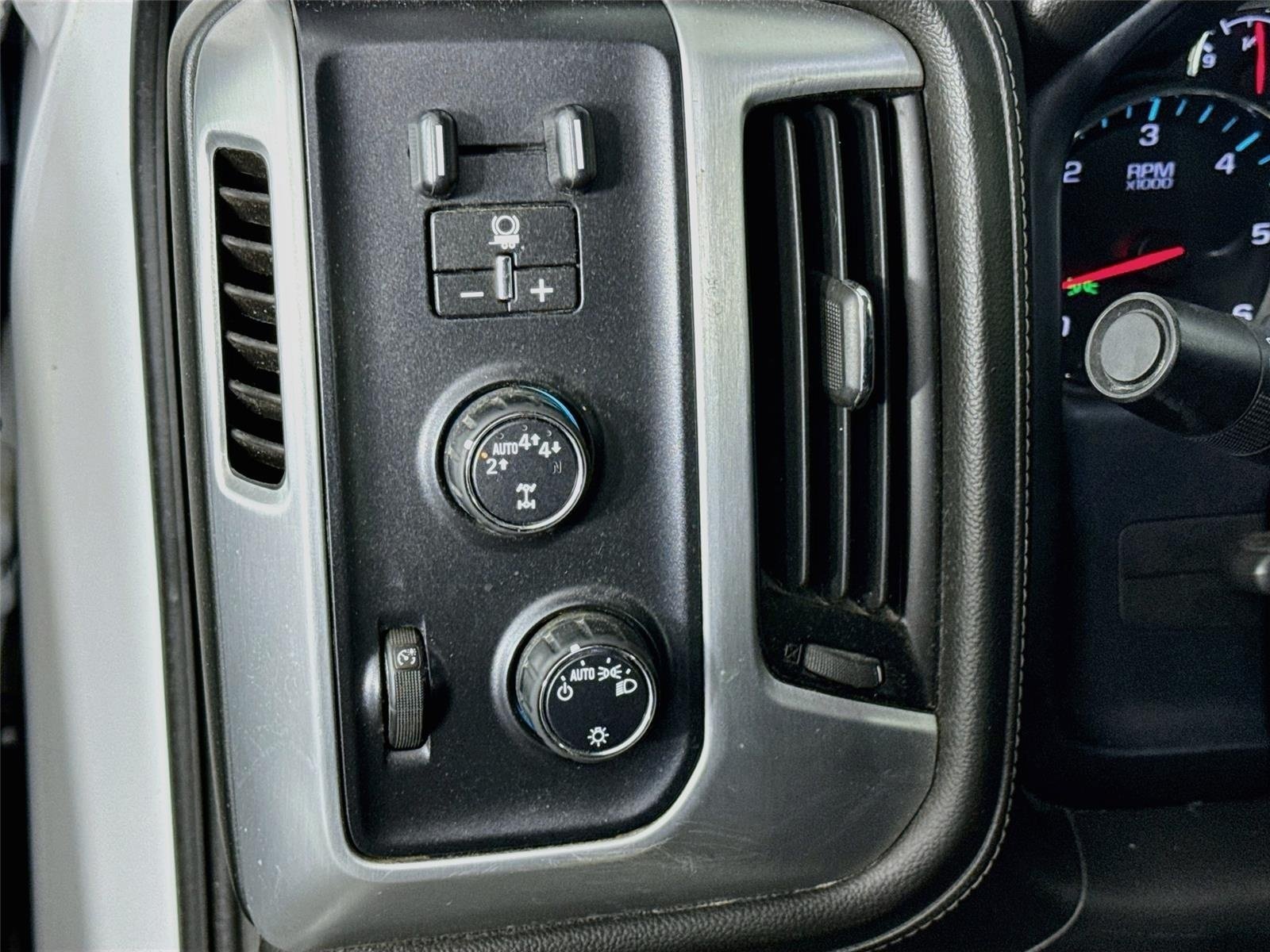 Used 2018 Summit White GMC SLE image 10