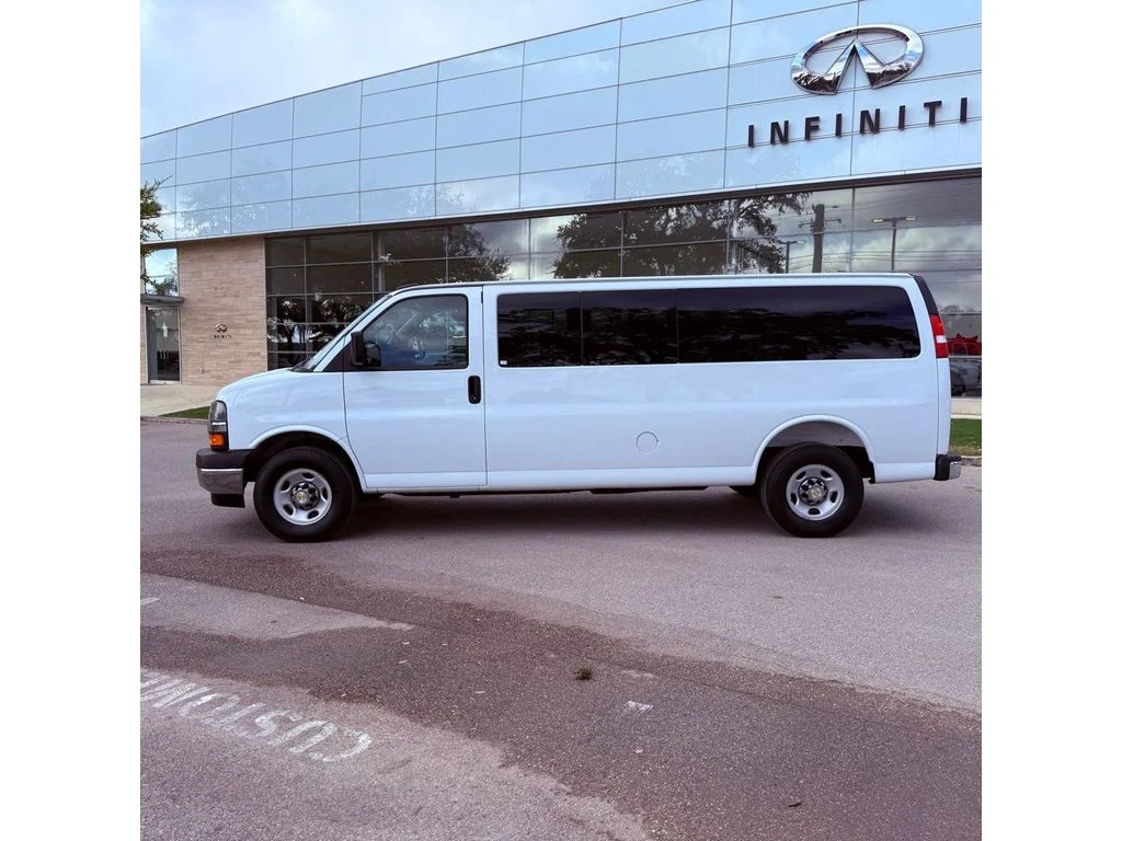 Used 2025 Summit White Chevrolet LT image 8