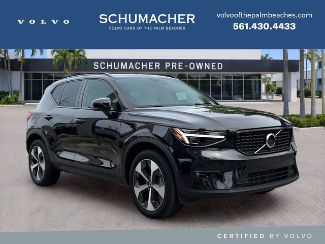 2025 Volvo XC40 B5 Plus Dark Theme