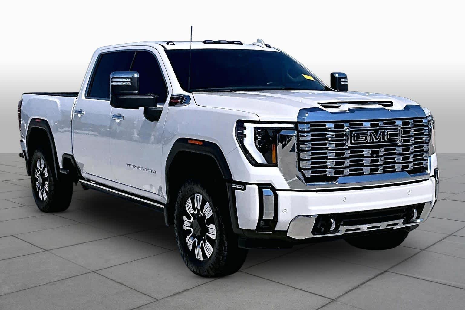 Used 2024 White Frost Tricoat GMC Denali image 3