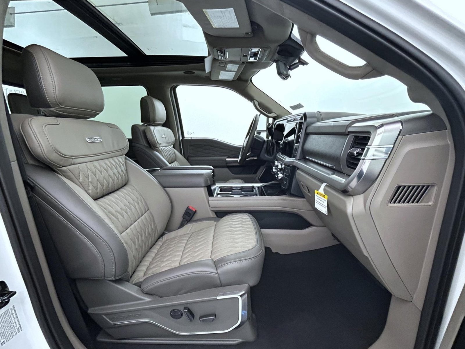 New 2027 Star White Metallic Tri-Coat Ford Platinum image 16