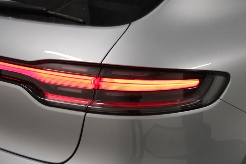 Used 2025  Porsche  image 10