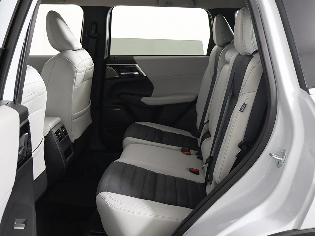 2025 Mitsubishi Outlander SE - Photo 31