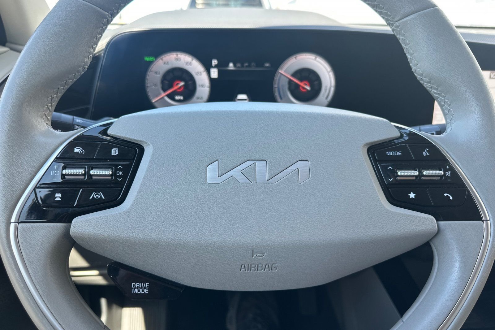 Used 2023 White Kia Wind image 26