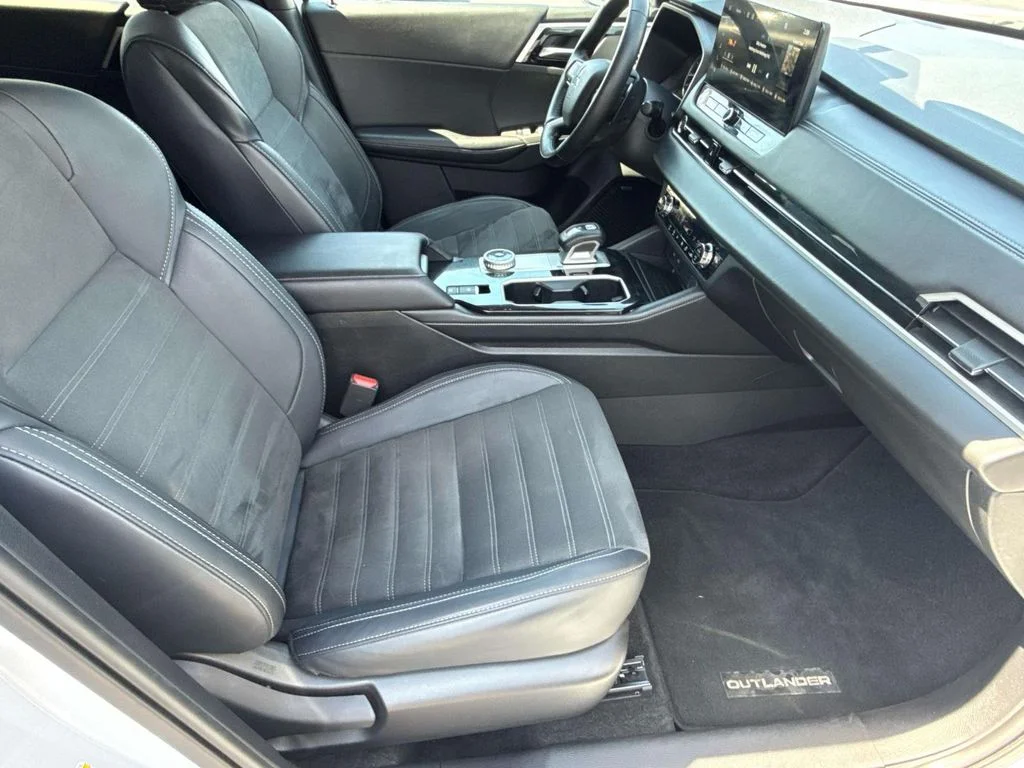 Used 2025 White Diamond Mitsubishi SE image 20