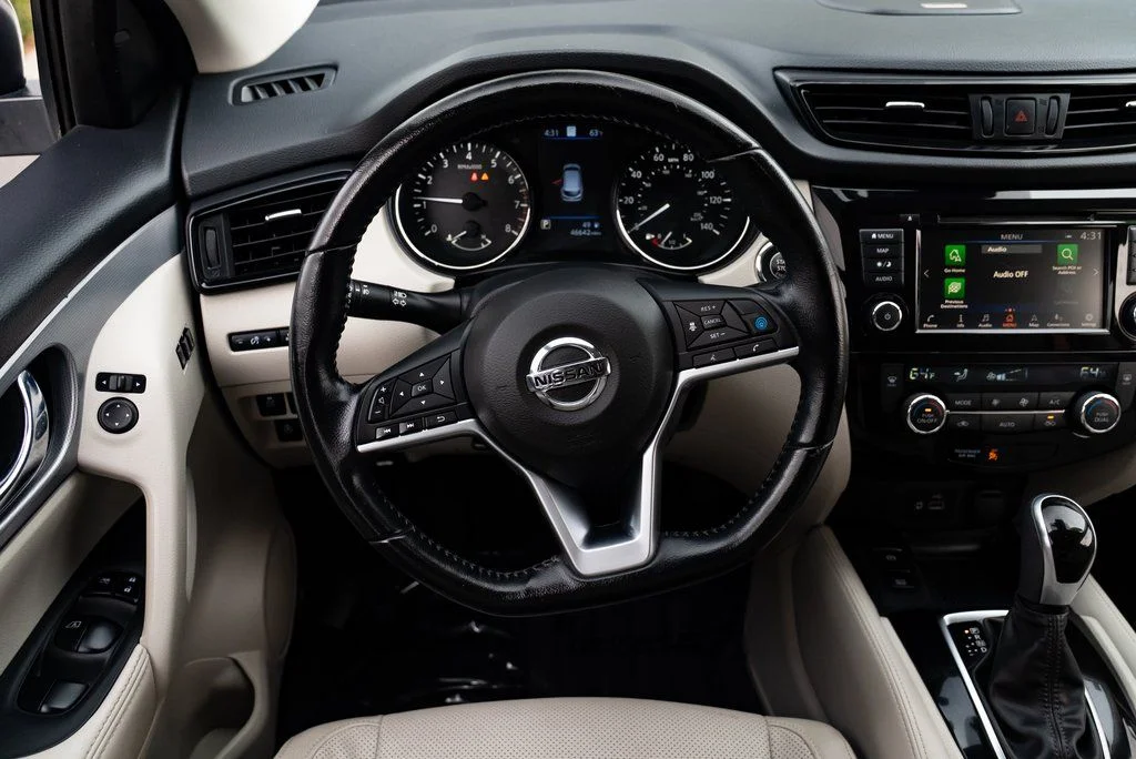 Used 2020 White Nissan SL image 11