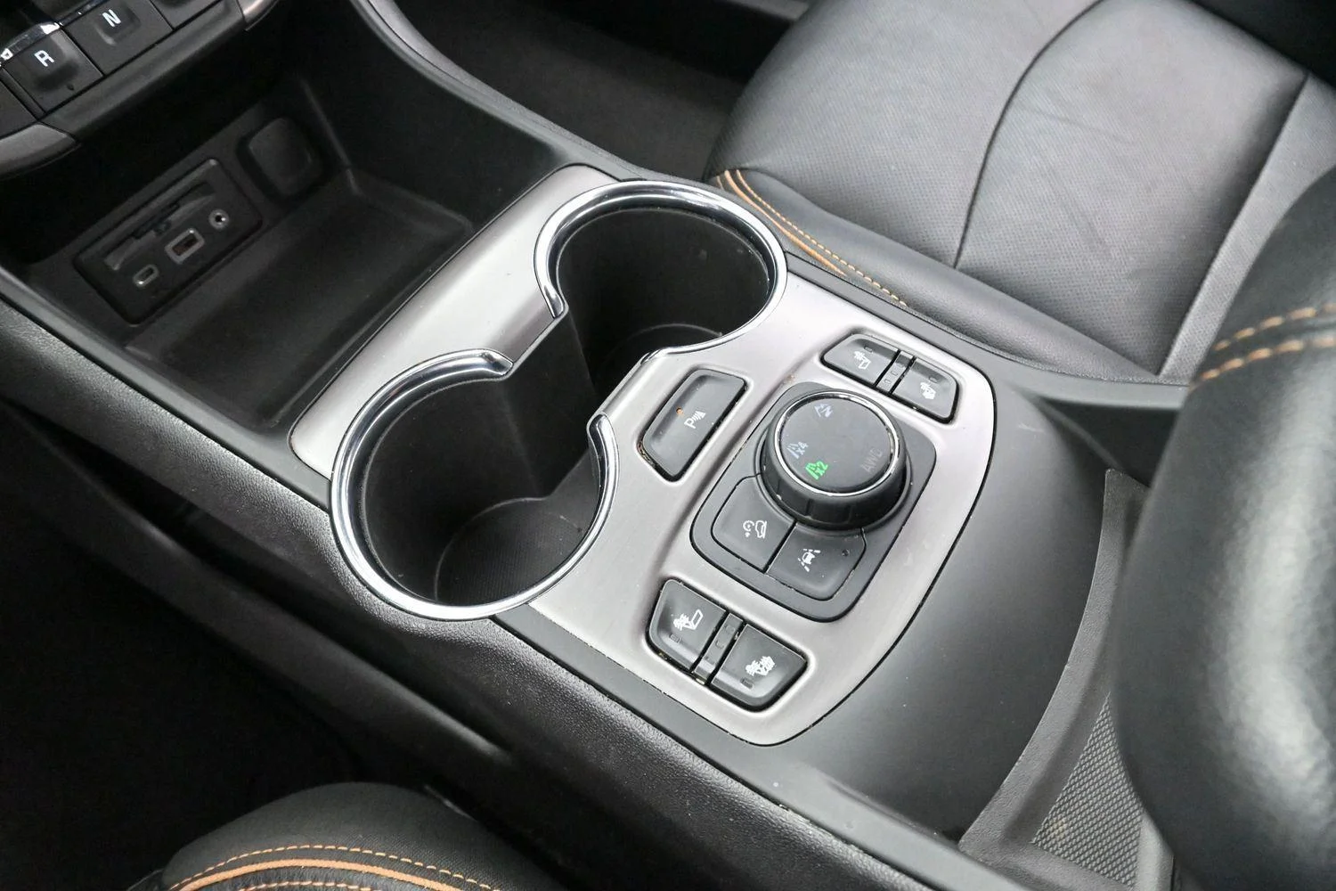 Used 2023 Sterling Metallic GMC AT4 image 28