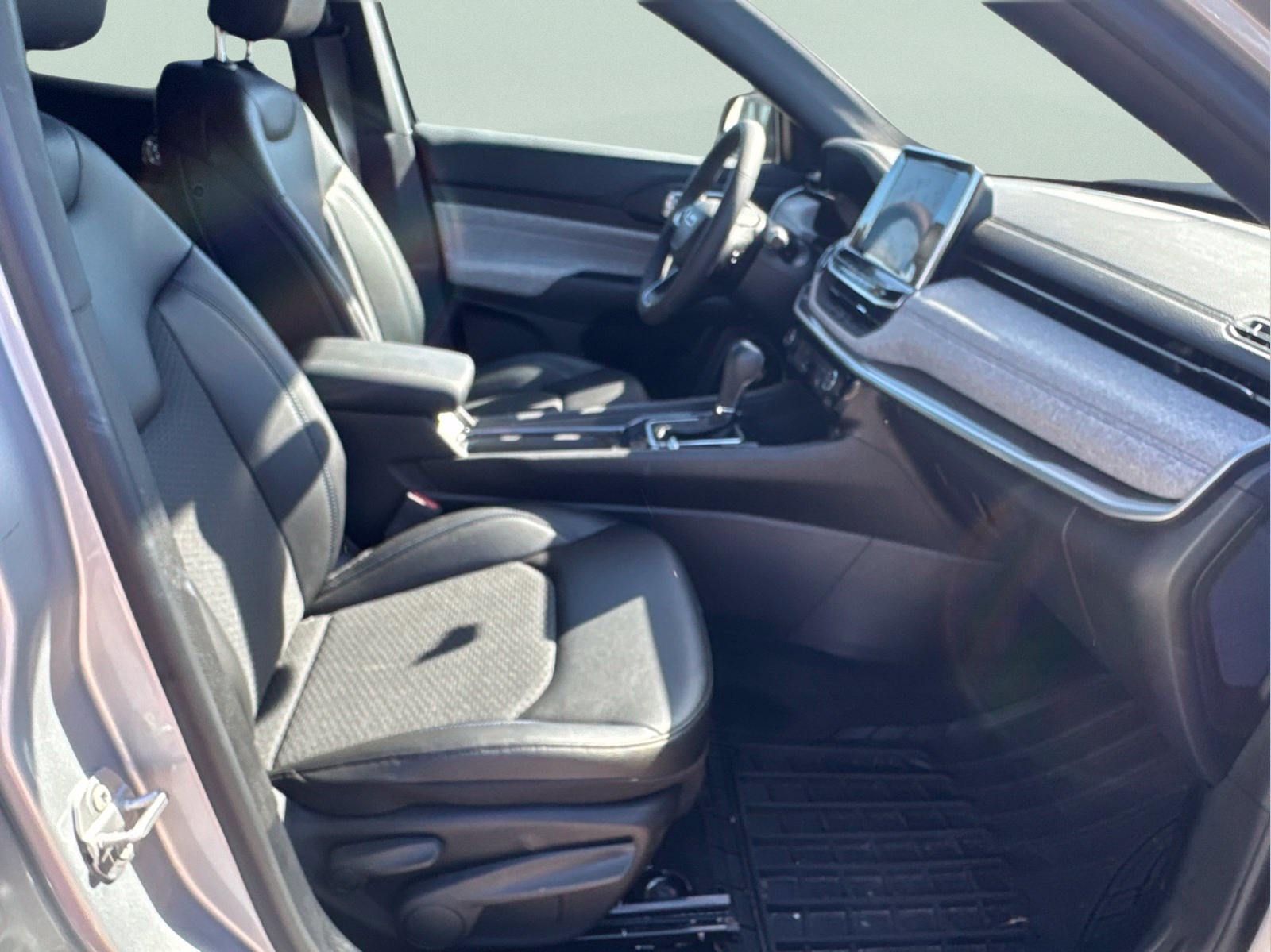 Used 2025 Silver Jeep Latitude image 12