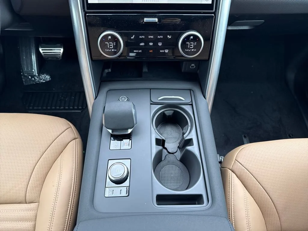 Used 2025 White Land Rover Dynamic SE image 25