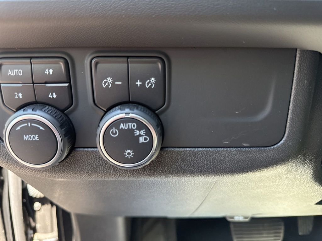Used 2021 Black Chevrolet Z71 image 28