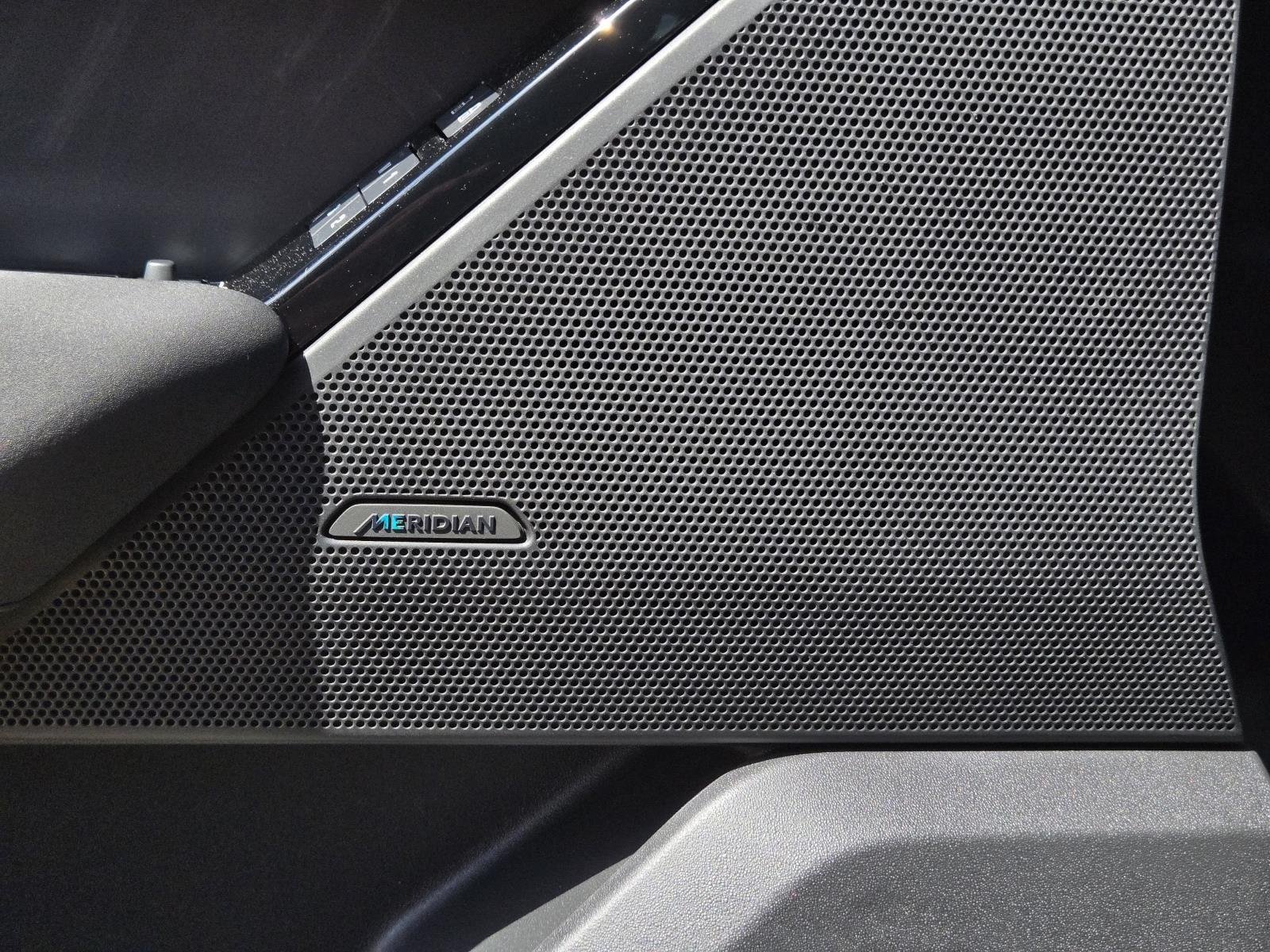 New 2025 Santorini Black Land Rover Dynamic SE image 27