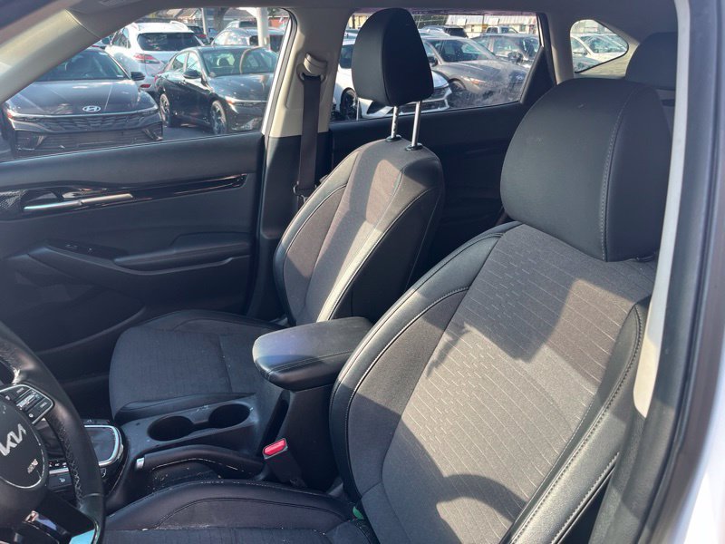 Used 2023 White Kia Nightfall image 10