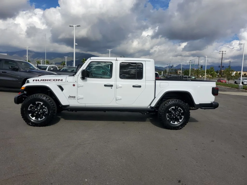 New 2026 Bright White Clear-Coat Exterior Paint Jeep Rubicon image 2