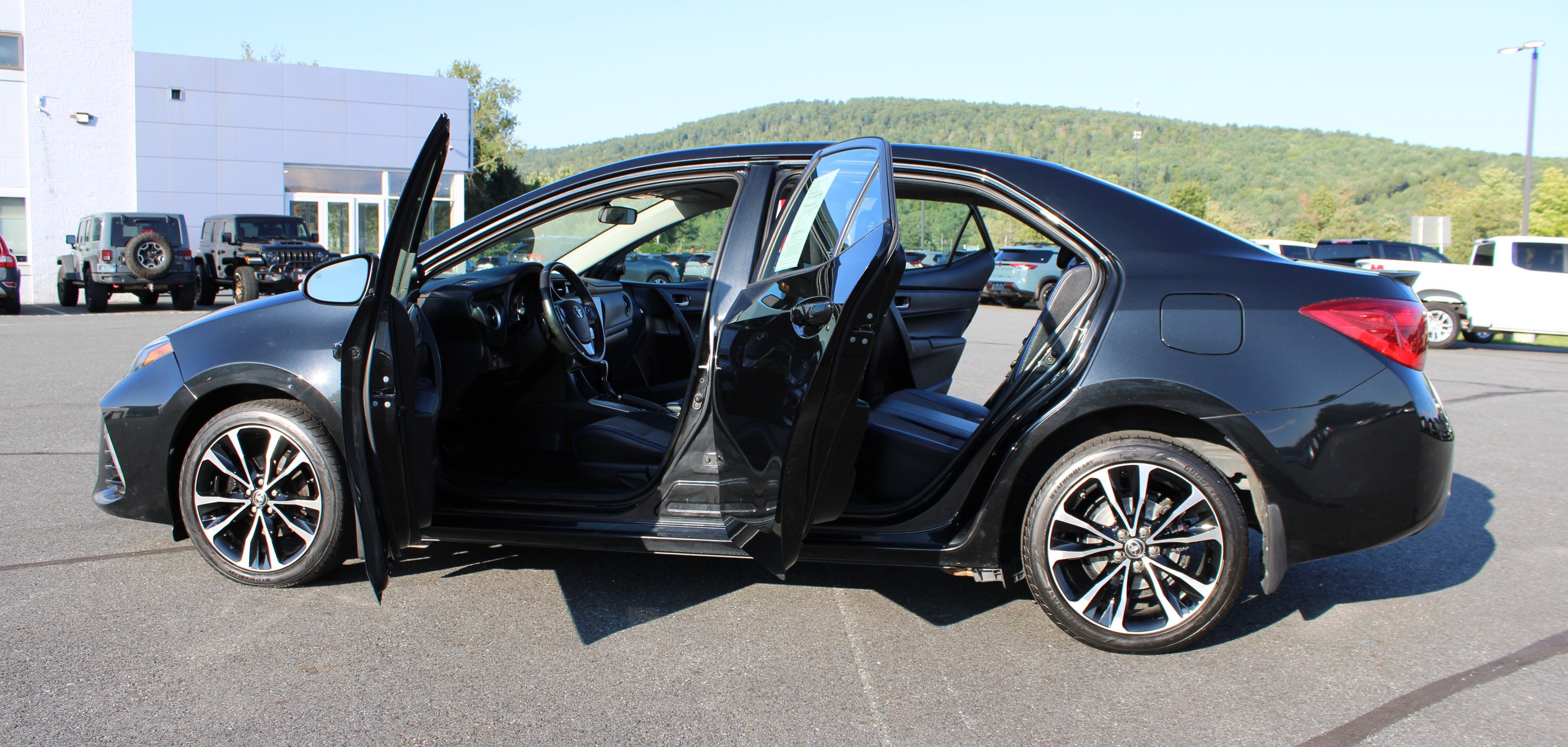 Used 2018 Black Toyota  image 16