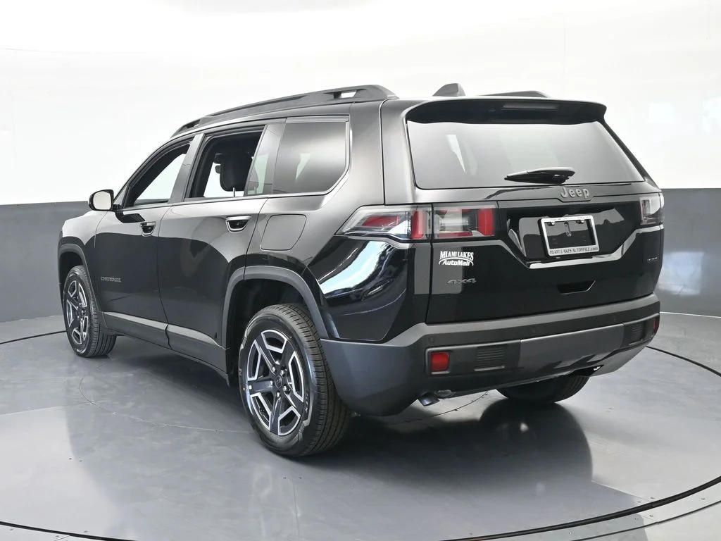 New 2026 Diamond Black Crystal Pearl-Coat Exterior Paint Jeep Laredo image 4