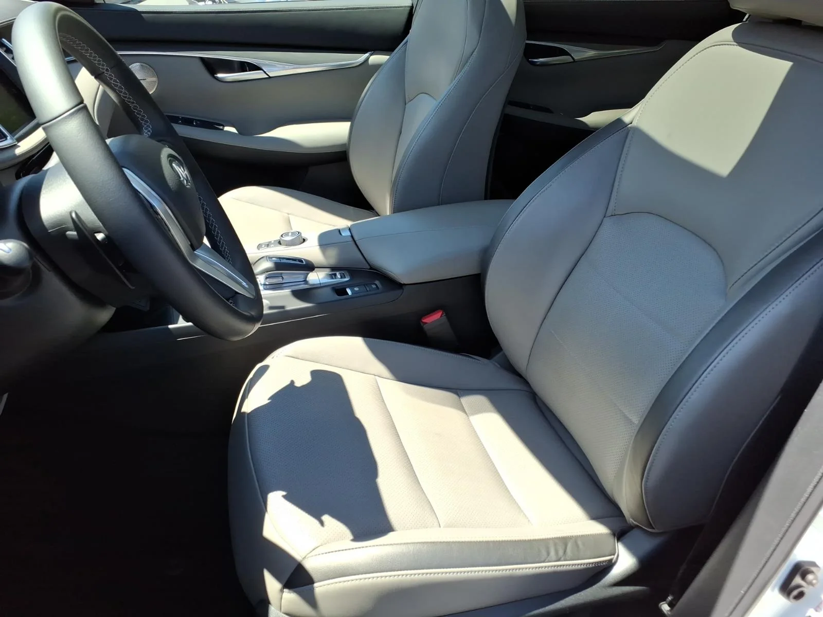 Certified Used 2025 White INFINITI LUXE image 20