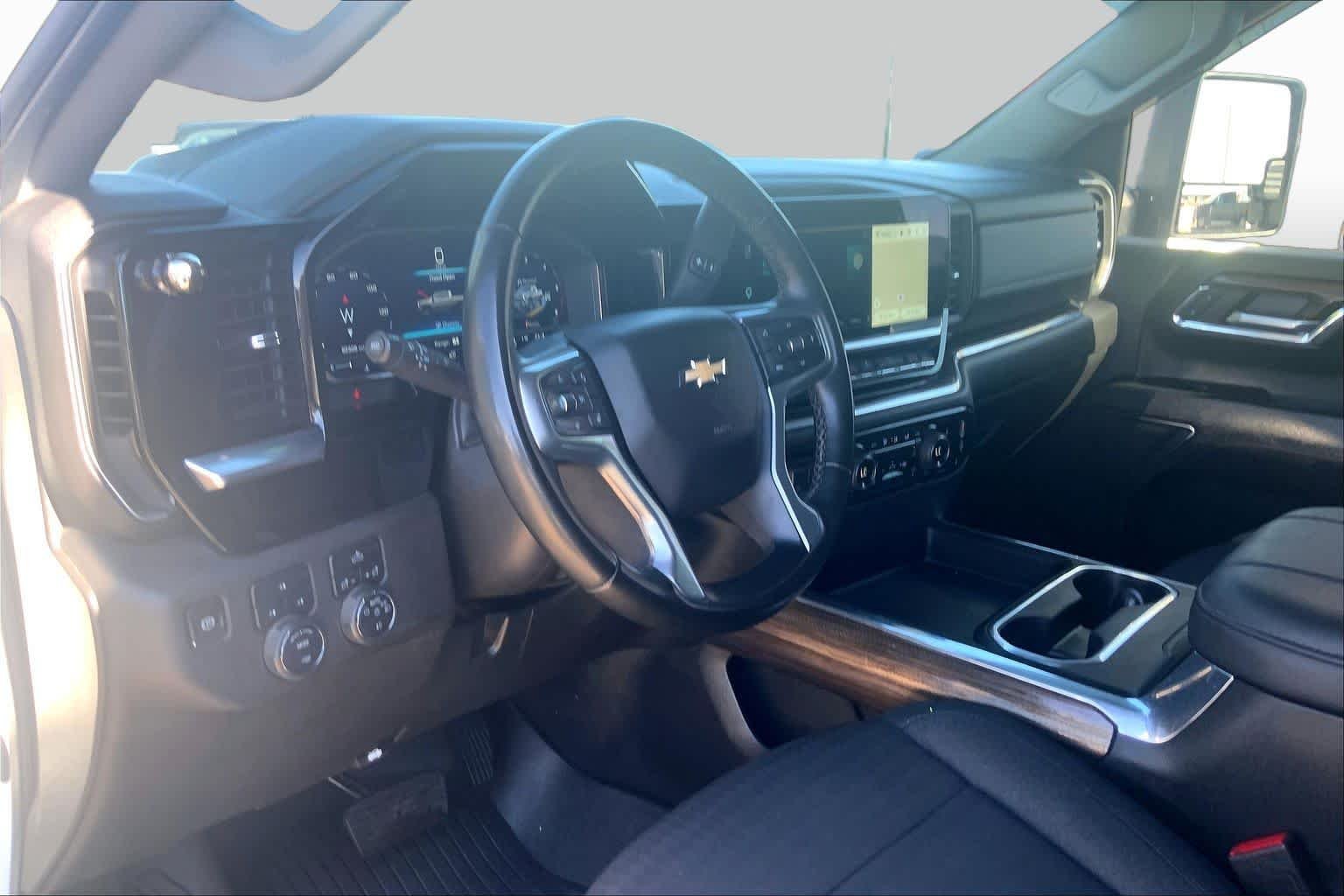 Used 2024 Summit White Chevrolet LT image 18