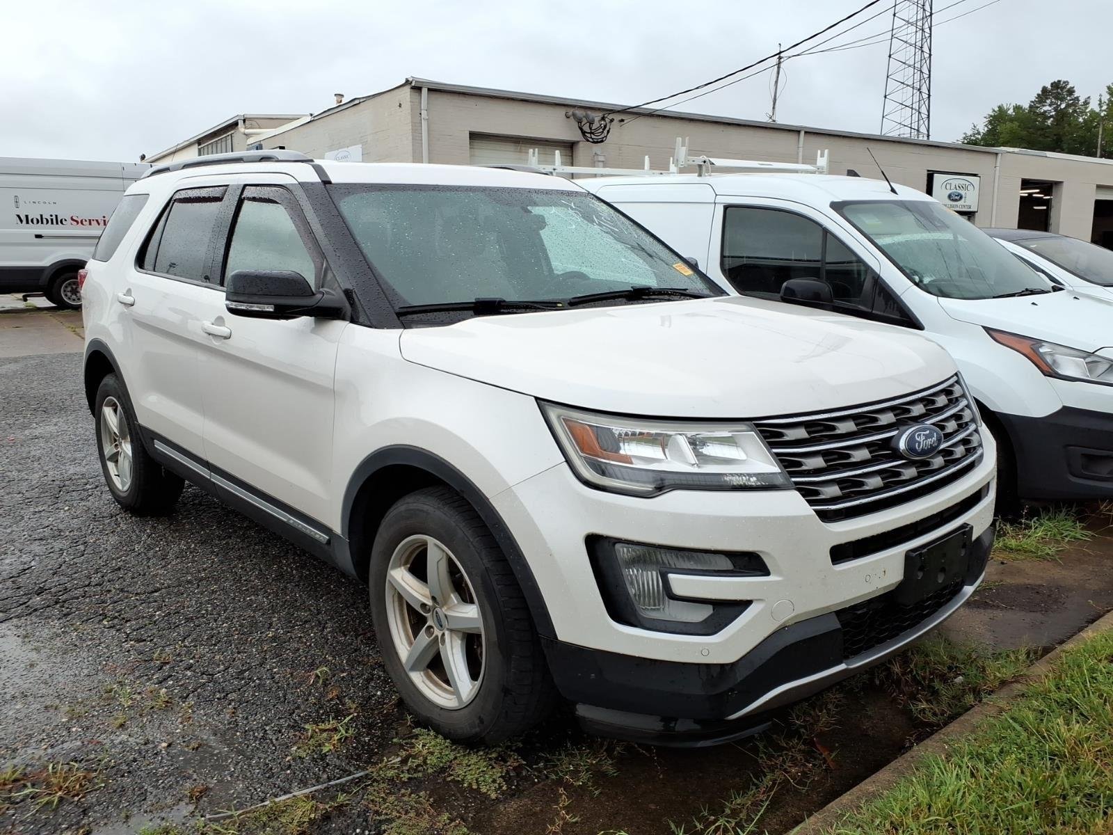 Used 2017 White Platinum Metallic Tri-Coat Ford XLT image 3