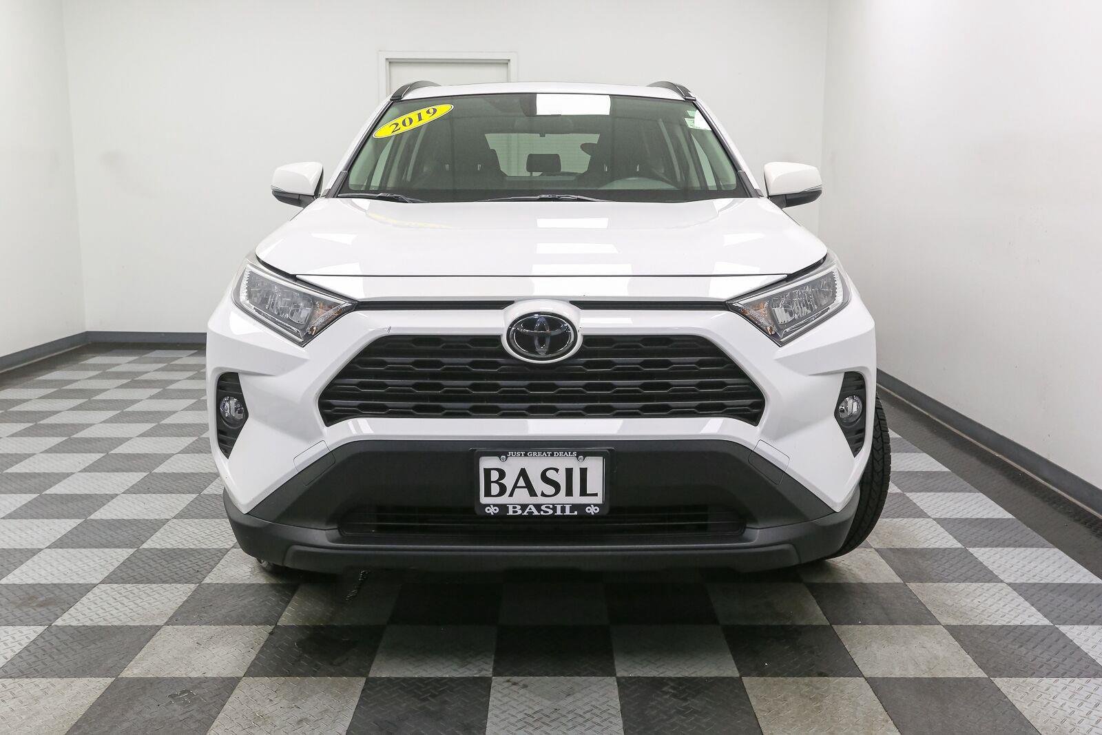 Used 2019 Super White Toyota XLE Premium image 3